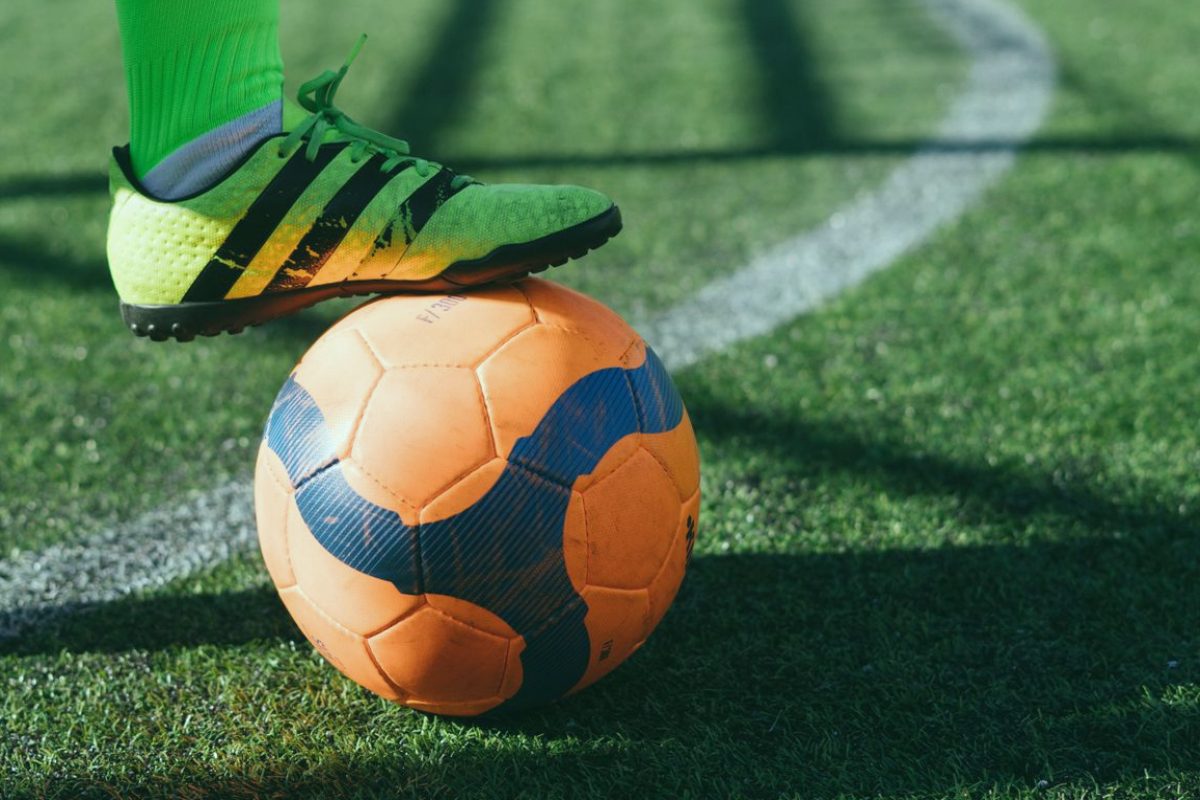 聚焦世界足坛球星动态：哈里凯恩与德布劳内的伤病与复出进度较量